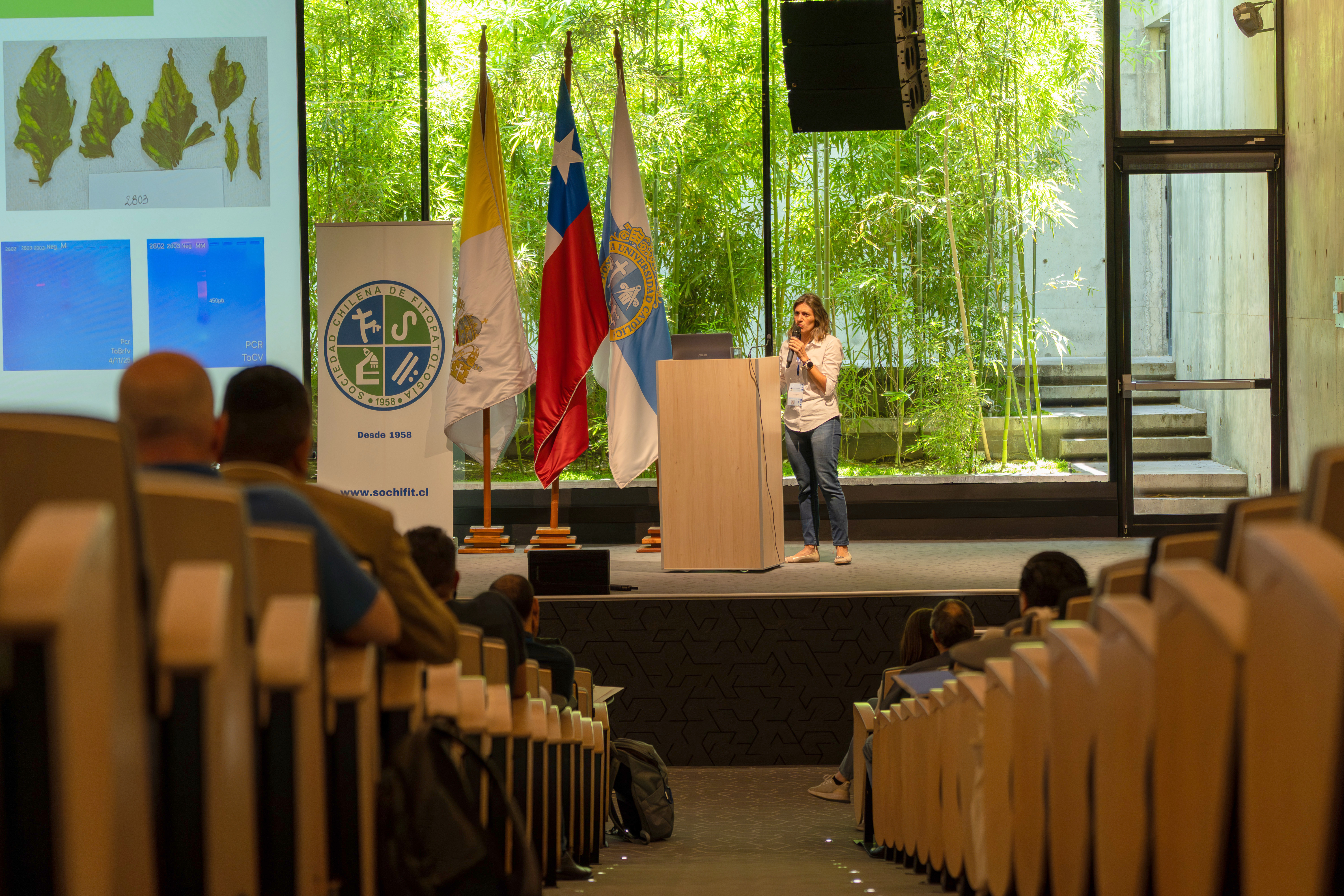 Patógenos emergentes y exportación frutícola marcan el 32º Congreso Chileno de Fitopatología realizado en la UC 